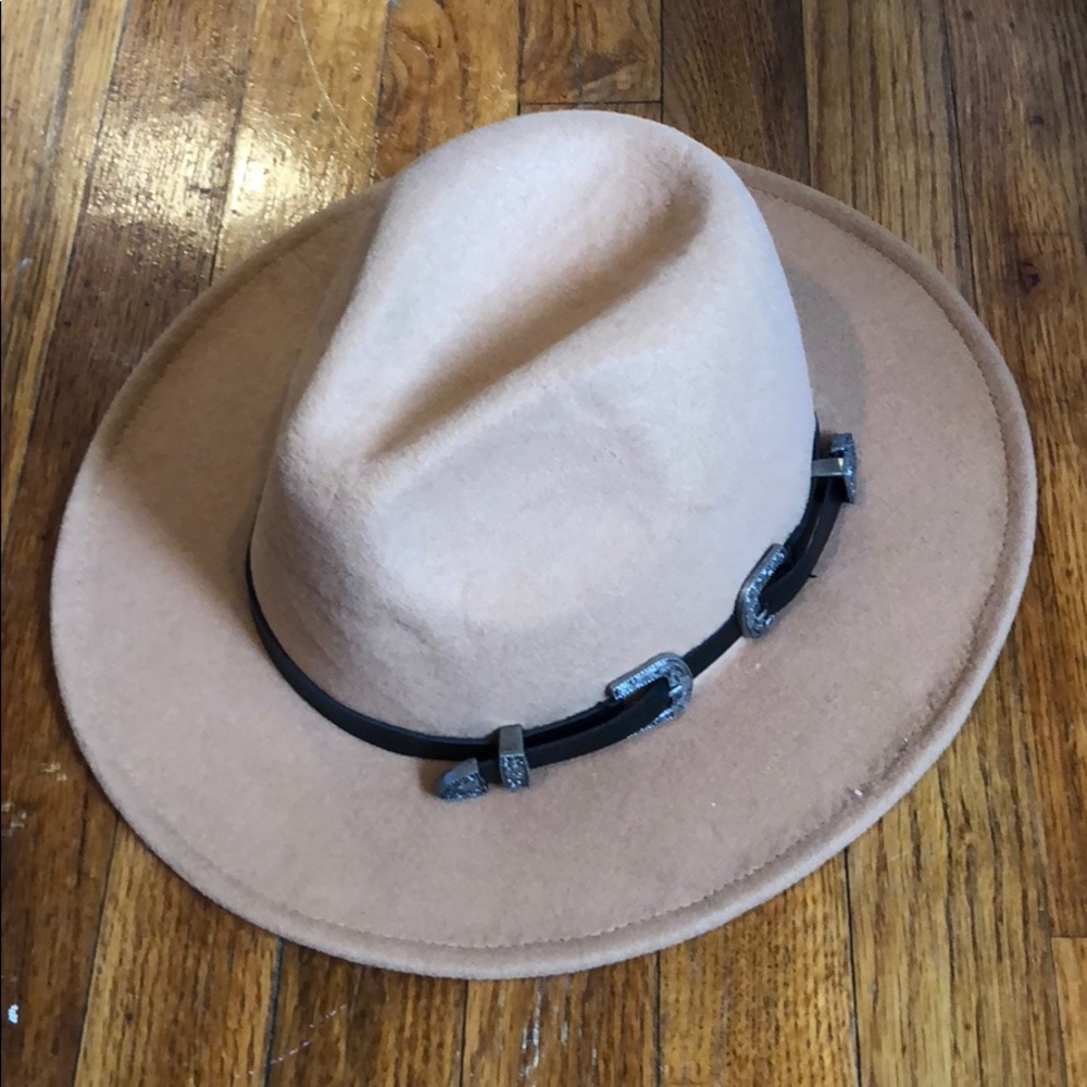 Circle brimmed hat with cute buckle strap 🤠